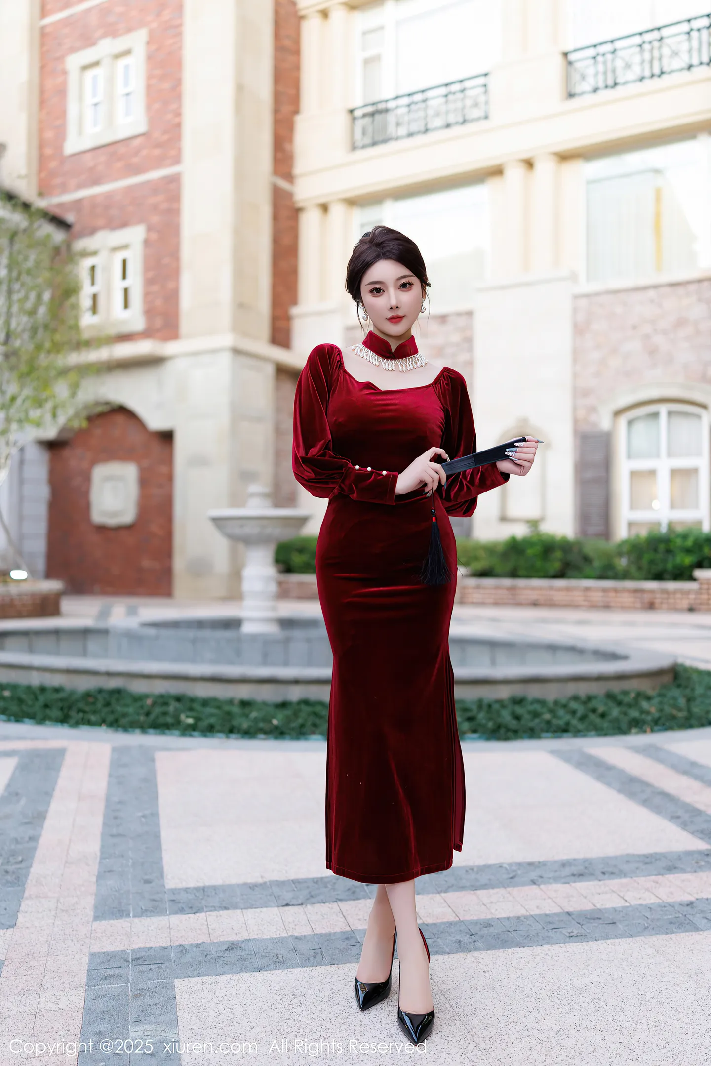 图片[2]-[XiuRen秀人网] VOL.9831 女神杨晨晨Yome性感深色旗袍+红色蕾丝内衣秀丰腴身材诱惑写真90P-秀人网官方网站